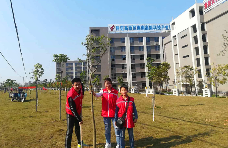 8868体育官网首页入口志愿者在植树现场