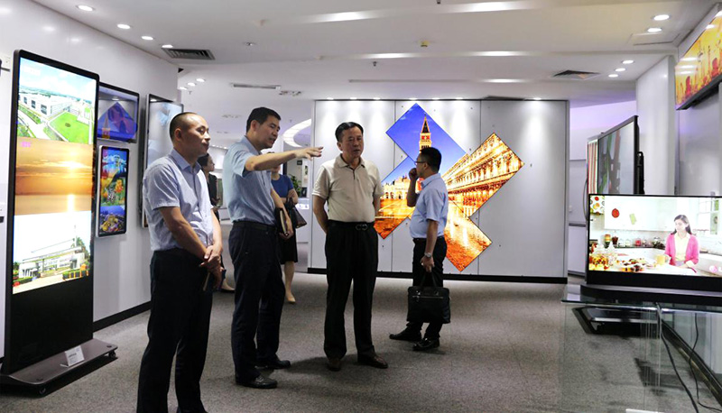 九江开发区管委会叶心林主任一行参观8868体育官网首页入口公司产品展台